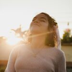 Amor próprio feminino: mulher se priorizando e cuidando de si mesma