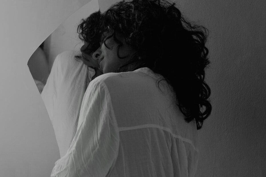 Mulher com espelho fragmentado em preto e branco — poder feminino